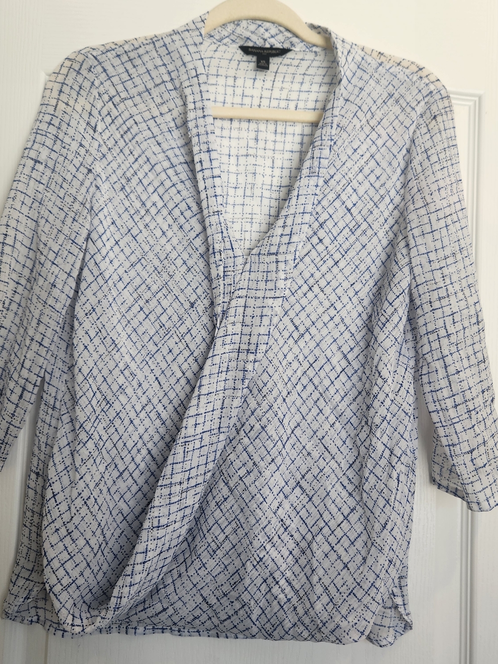 Banana Republic Blue & White Printed Surplice Blouse XS Euc